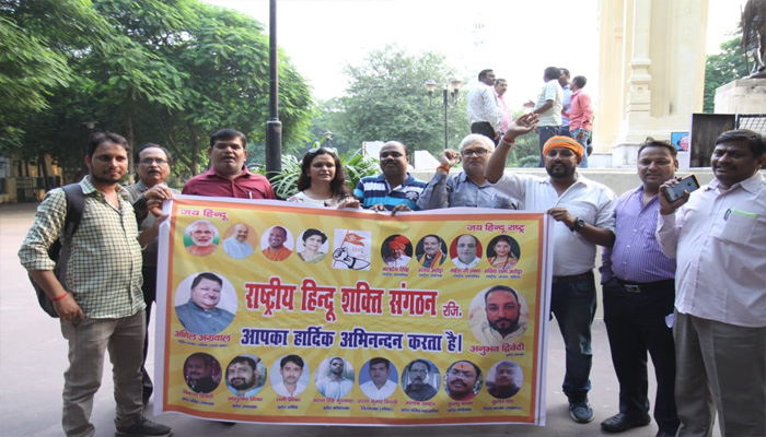 लखनऊ में गांधी प्रतिमा पर राष्ट्रीय हिन्दू संगठन द्वारा टीवी सीरियल बिग बॉस के खिलाफ प्रदर्शन किया