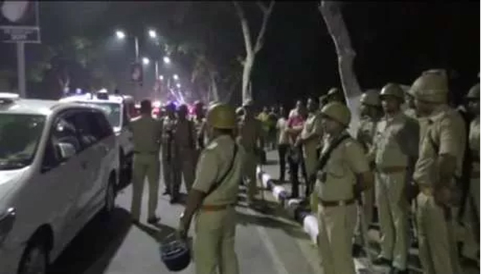 अलीगढ़ मुस्लिम यूनिवर्सिटी में बवाल: चप्पे-चप्पे पर तैनात हुई पुलिस, ये है मामला
