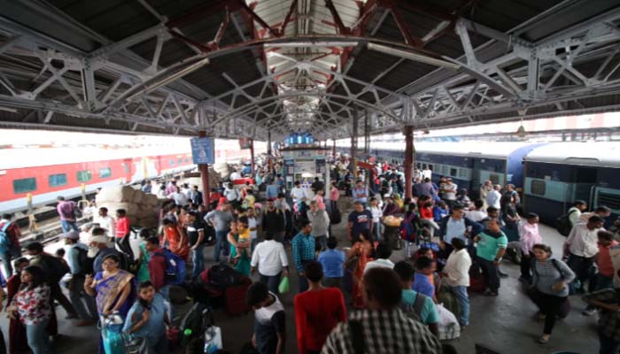 चारबाग रेलवे स्टेशन और बस स्टेशन पर लोगों की जबरदस्त भीड़, देखें तस्वीरें
