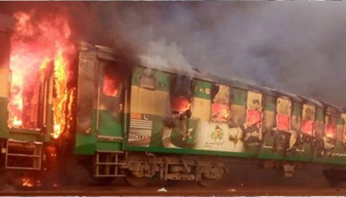 पाकिस्तान में मौत की ट्रेन: 73 जलकर खाक, 30 से अधिक घायल