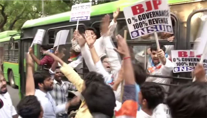Congress Protested | RBI के बाहर प्रदर्शन कर रहे यूथ कांग्रेस कार्यकर्ता हिरासत में | Newstrack
