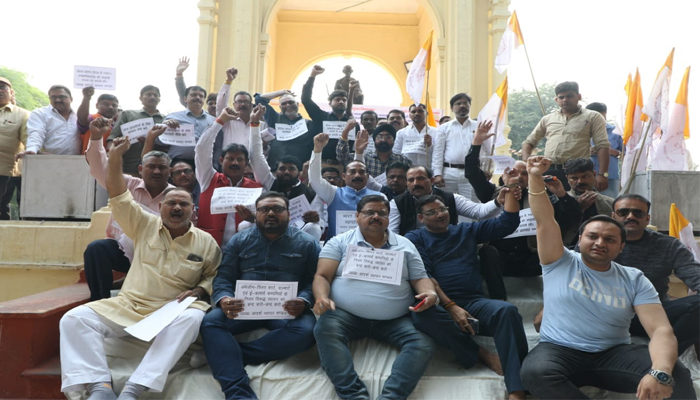 ऑनलाइन ट्रेडिंग के विरोध में आदर्श व्यापार मंडल का गांधी प्रतिमा पर धरना प्रदर्शन