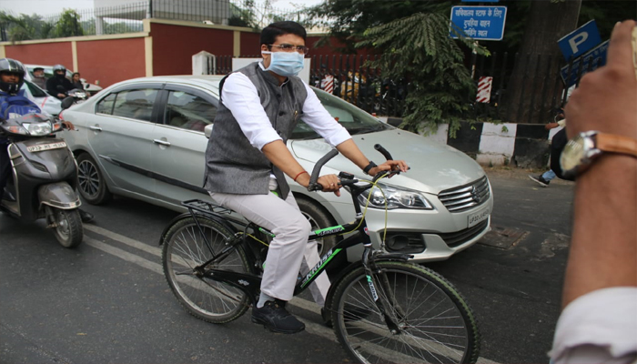 MLC दीपक सिंह साइकिल से पहुुंचे विधानसभा प्रदूषण पर सरकार को चेताया