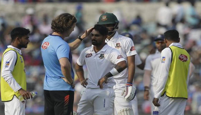 बांग्लादेश के इस खिलाड़ी को सिर में लगी चोट, ले जाया गया अस्पताल