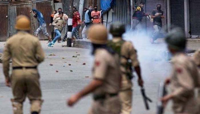 जम्मू -कश्मीर में सुरक्षाबलों और प्रदर्शनकारियों के बीच झड़प, बंद रहे बाजार