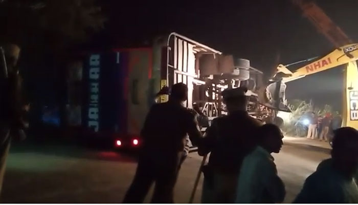कुशीनगर में सड़क हादसा! 5 की मौत, 30 से अधिक घायल, सीएम योगी ने जताया दुख
