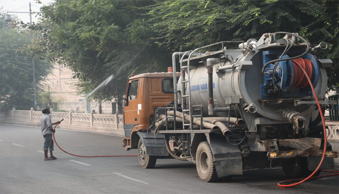 लखनऊ: बढ़ते प्रदूषण के मद्देनजर नगर निगम ने किया पानी का छिड़काव, देखें तस्वीरें