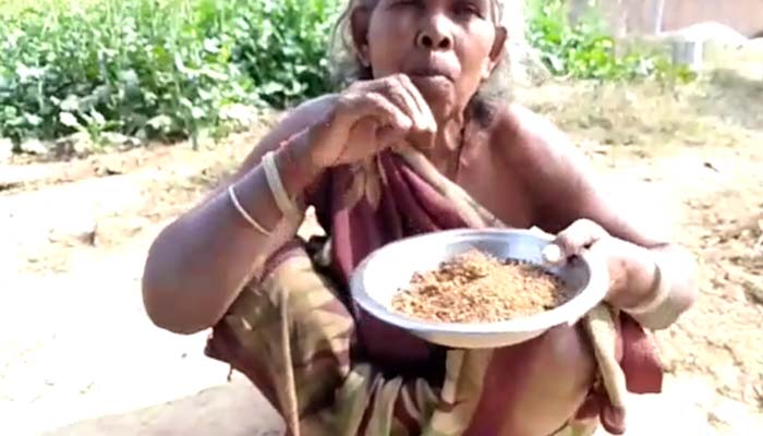 शर्मनाक: तीन दिन से भूखी महिला महुआ और चने की पत्ती खाकर जीवित