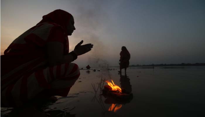 अयोध्या फैसला: विवाद की शाम को आखिरी सलाम, देखें आस्था की रोचक तस्वीरें