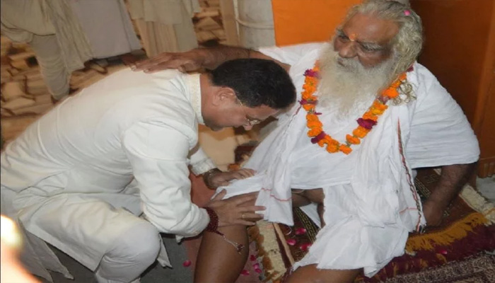 आजम हुए राम भक्त: लिखा उर्दू में जय श्री राम, पुजारी को भेंट करी 50 फिट की चुनरी