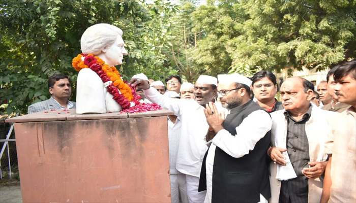 कांग्रेस पार्टी कार्यालय में प्रदेश अध्यक्ष अजय कुमार लल्लू ने इंदिरा गांधी की प्रतिमा पर माल्यार्पण किया