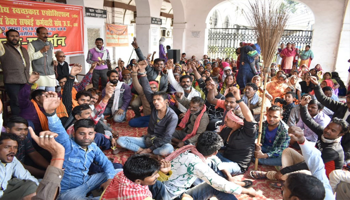 अखिल भारतीय स्वछकार एसोसिएशन के सफाई मजदूरों ने अपनी मांगों को लेकर लालबाग स्थित नगर निगम पर धरना प्रदर्शन किया