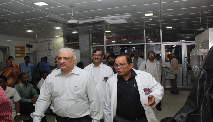 प्रमुख सचिव स्वास्थ्य डॉ देवेश चतुर्वेदी ने सिविल हॉस्पिटल के डेंगू वार्ड का किया निरीक्षण