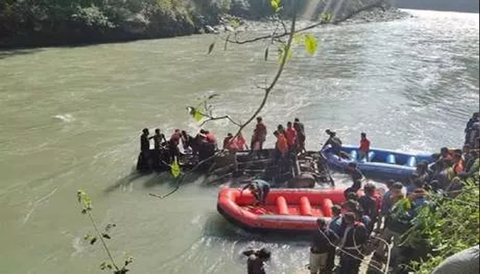 अभी-अभी बड़ा हादसा: नदी में गिरी यात्रियों से भरी बस, अब तक 8 की मौत