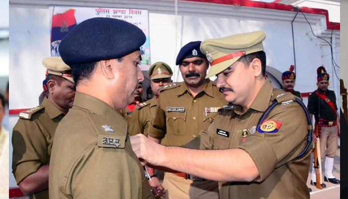 पुलिस झण्डा दिवस: SSP कलानिधि ने पुलिस लाइन्स लखनऊ में अधिकारियों-कर्मचारियों को लगाया पुलिस फ्लैग