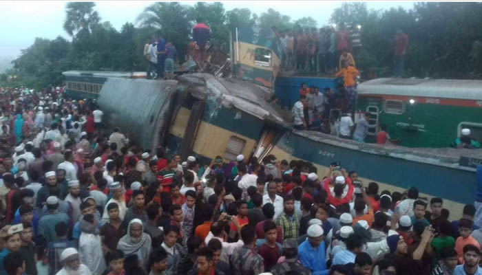 दो ट्रेनों में भीषण टक्कर, 16 की मौत, कई लोग घायल