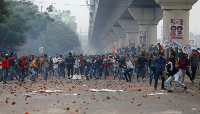CAA पर दिल्ली में फिर बवाल! कई मेट्रो स्टेशन बंद, हिंसक प्रदर्शन-आगजनी