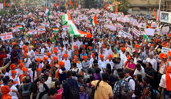 संविधान के सन्मान में देवेंद्र फड़नवीस मैदान में : मुंबई में CAA समर्थन में भव्य रैली