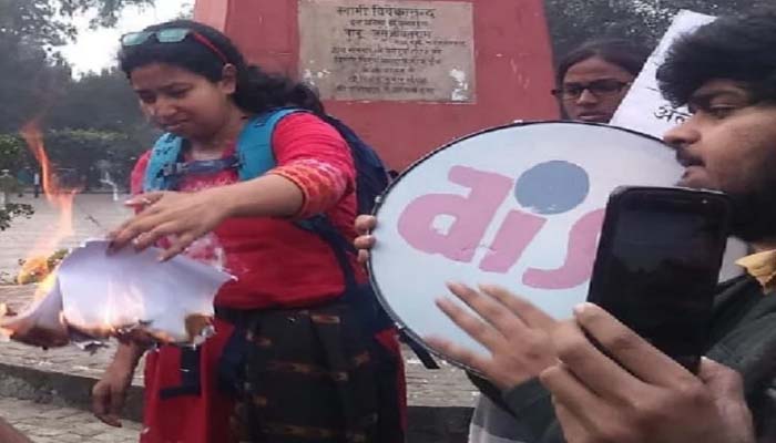 DU में नागरिकता संशोधन बिल की जलाई कॉपी, विधेयक वापस लेने की मांग की