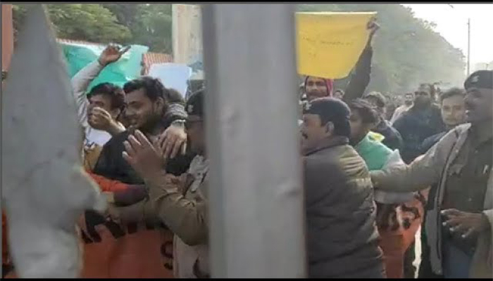 बीएचयू में CAA के समर्थन में छात्रों ने निकाला जुलूस, पुलिस से हुई नोंकझोंक