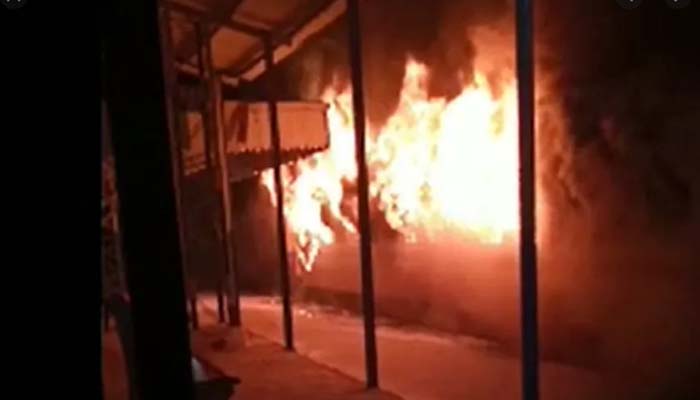 करतारपुर रेलवे स्टेशन पर ट्रेन में लगी भीषण आग, तीन बोगियां जलकर खाक
