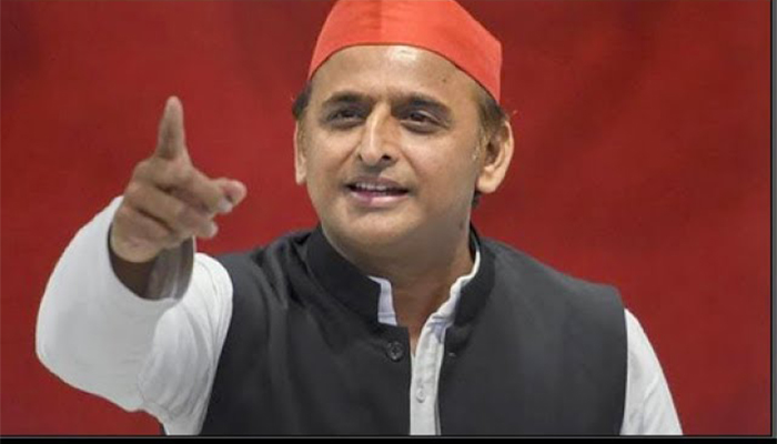 Akhilesh Yadav ने Rape पीड़िता को सौपी चेक, BJP और Yogi Sarkar को लेकर बोली ये बात