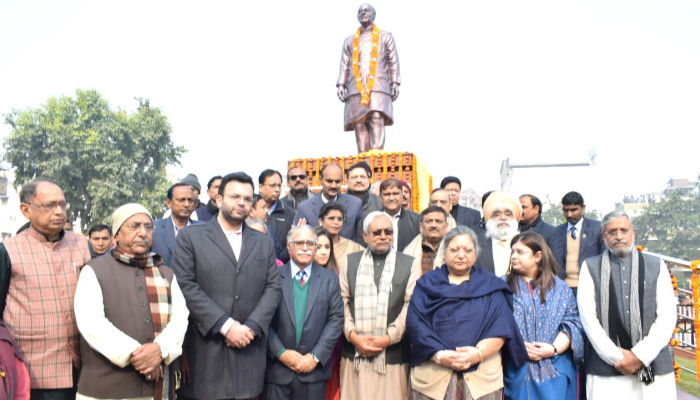 नीतीश कुमार ने निभाई दोस्ती, अरुण जेटली की याद में किया प्रतिमा का अनावरण