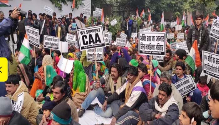 CAA के समर्थन में सोशल मीडिया पर मुहिम, दिल्ली के राजीव चौक पर जुटे हजारों लोग