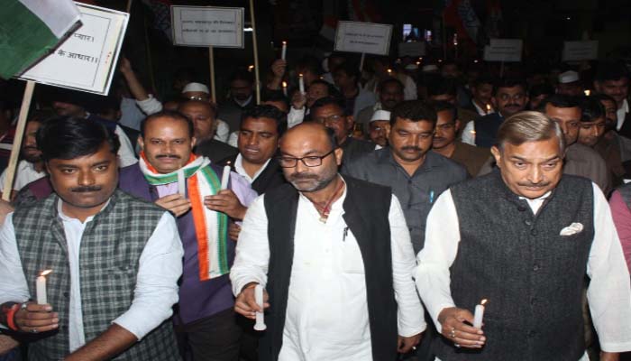 डॉ प्रियंका रेड्डी के हत्यारों के फांसी की मांग को लेकर कांग्रेस का कैंडल मार्च, देखें तस्वीरें