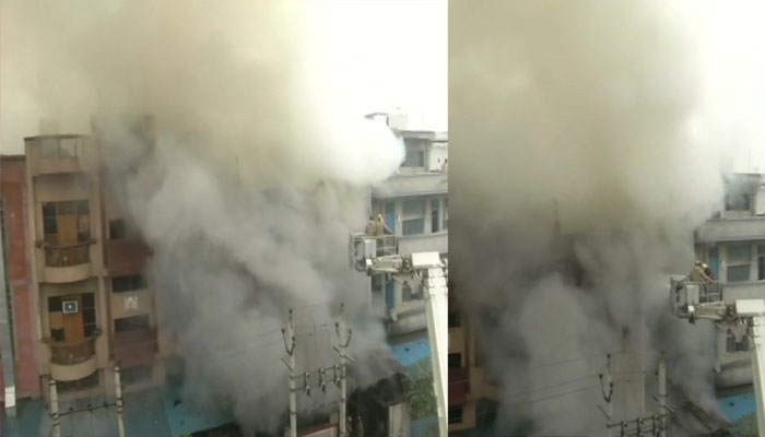 अभी-अभी फिर दहकी दिल्ली: भीषण आग की चपेट में दो फैक्ट्रियां, रेस्क्यू जारी