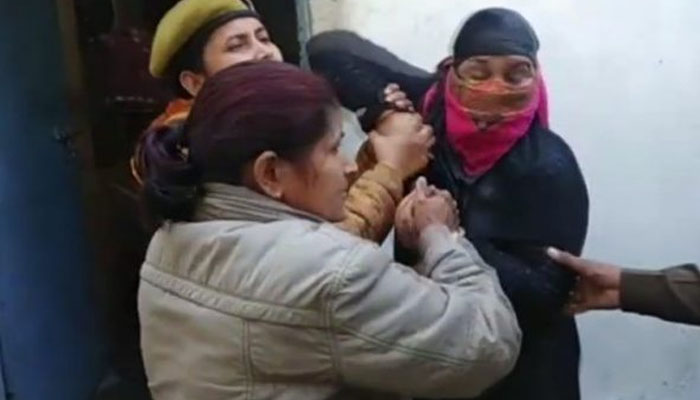मेरठ: SSP ऑफिस के बाहर महिला ने की आत्मदाह की कोशिश, जानिए पूरा मामला