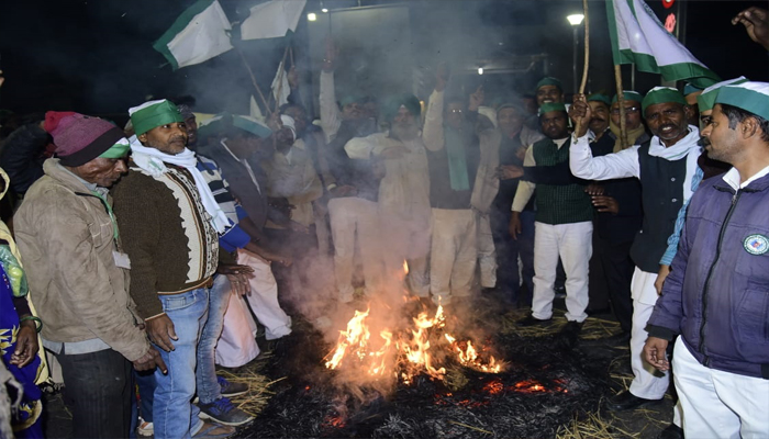 विधानसभा से चंद कदमों की दूरी बापू भवन पर किसानों ने प्रदर्शन कर जलाया गन्ना