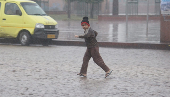 मौसम ने ली करवट, राजधानी लखनऊ में हुई तेज बारिश, बच्चे भीगते हुए पहुंचे स्कूल 