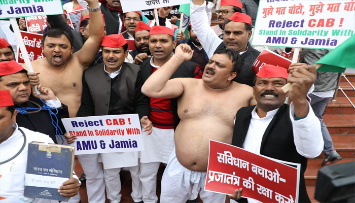 लखनऊ: ठंड में समाजवादी पार्टी के विधायक का कपड़ा उतार प्रदर्शन जारी