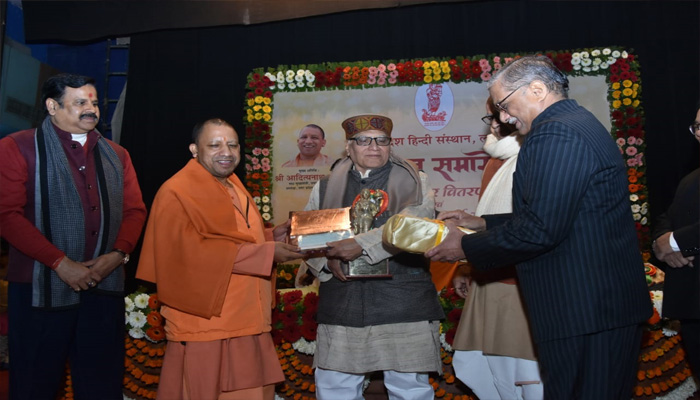 सीएम योगी ने हिंदी संस्थान समारोह में शिरकत करने पहुंचे और लेखकों को सम्मानित भी किया