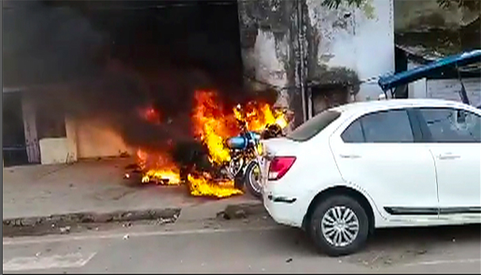 #CAB Bill Protest Lucknow फूक डाली चौकी जान बचाकर भागा दरोगा