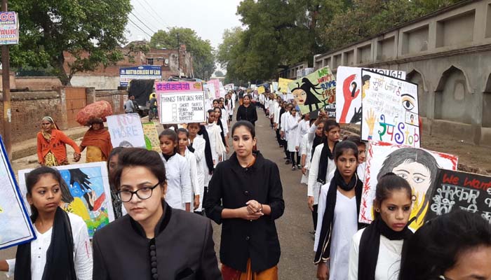 गुस्से में देश की बेटियां! बलात्कारियों के खिलाफ फांसी की मांग से गूंज उठा इटावा