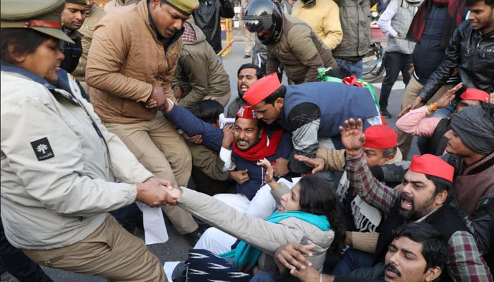 अखिलेश ने सपा छात्र नेताओं की गिरफ्तारी व पुलिस बर्बरता की निंदा की