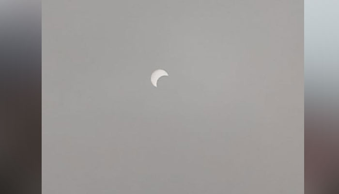 सूर्य ग्रहण पर बनारस के घाटों पर उमड़ी श्रद्धालुओं की भीड़