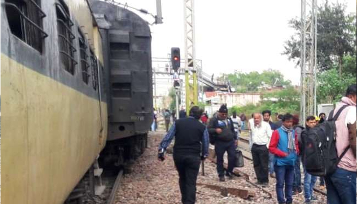 पटरी से उतरी ट्रेन: मचा हड़कंप, यात्रियों में अफरातफरी का माहौल