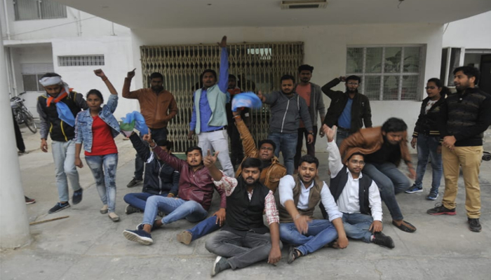 लखनऊ विश्वविद्यालय में विधि संकाय की परीक्षा निरस्त होने पर छात्रों का प्रदर्शन, देखें तस्वीरें