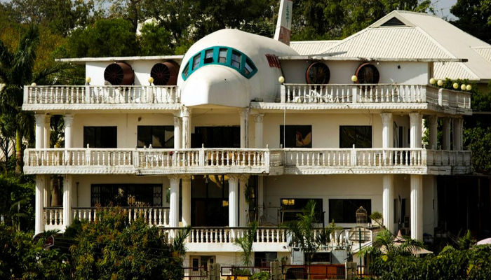 पत्नी के लिए ऐसा प्यार: 20 साल में किया सपना पूरा, बंगले को बना दिया हवाईजहाज