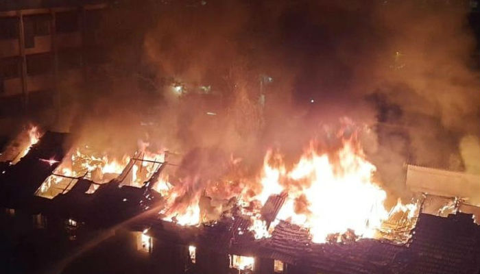 दहकी मुंबई: हर तरफ आग की लपटें, तबाह हो गया सब कुछ