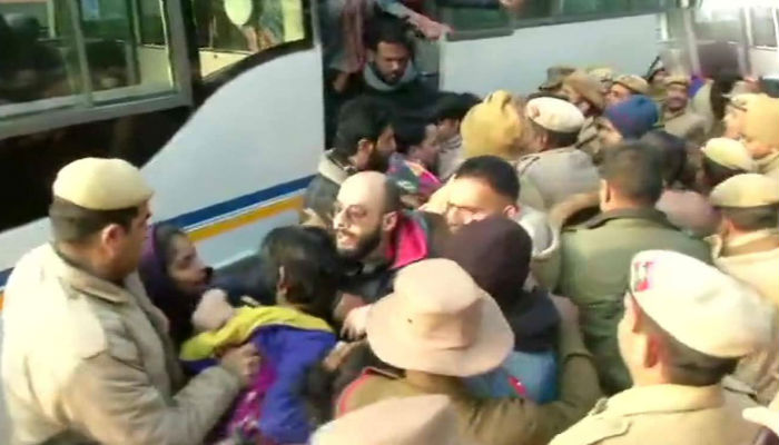 दिल्ली पुलिस मुख्यालय से लताड़े गये जामिया के छात्र, प्रदर्शन जारी