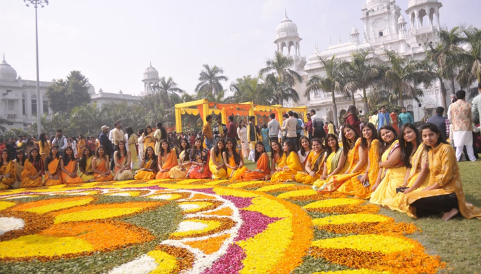 केजीएमयू में बसंत पंचमी के मौके पर छात्र-छात्राओं ने की सरस्वती पूजा