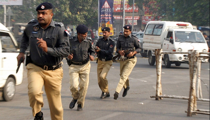 पाकिस्तान में हिंदु लड़की का पुलिस ने किया अपहरण, आगे जो हुआ जान हो जाएंगे दंग