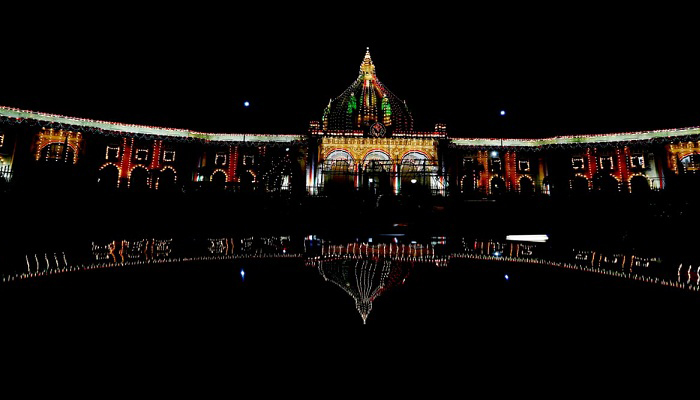गणतंत्र दिवस की पूर्व संध्या पर तिरंगी रोशनी से सजी राजधानी लखनऊ