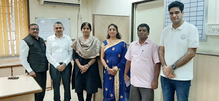 एआईपीसी के विजय पांडे ने साथियों के साथ महात्मा गाँधी की पुण्यतिथि पर की बीमारों की तीमारदारी
