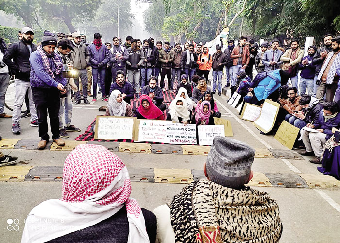 अलीगढ़ मुस्लिम यूनिवर्सिटी में शांत नहीं हुआ सीएए का विरोध