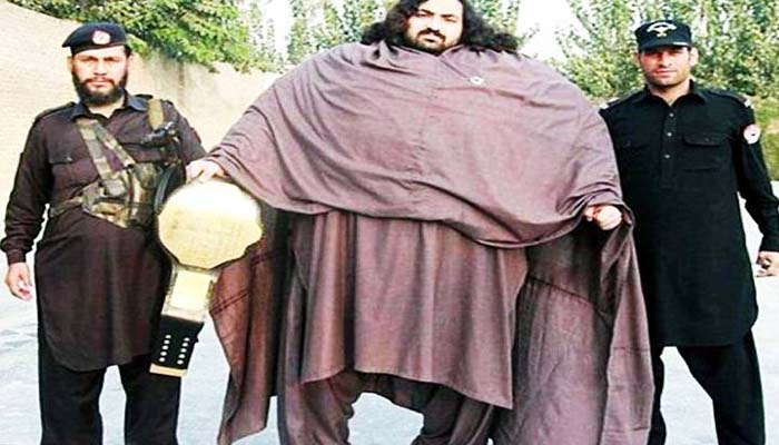 पाकिस्तान का मोटा आदमी ढुंढ रहा 100 किलो की मोटी बीवी